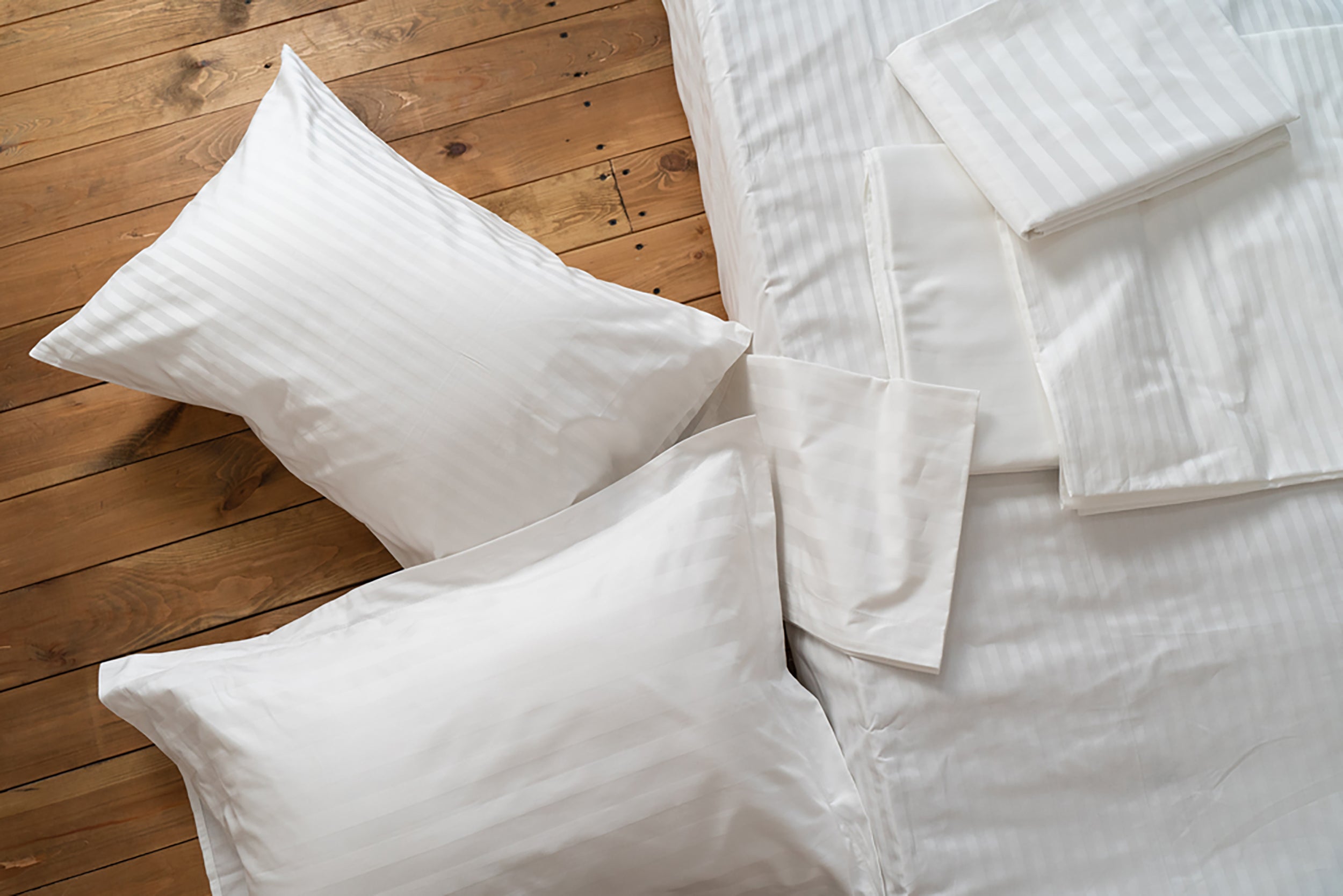 בד ג'קארד לבן - דוגמת פסים לבנים - מיטה קינג סייז- 180/200 ס"מ