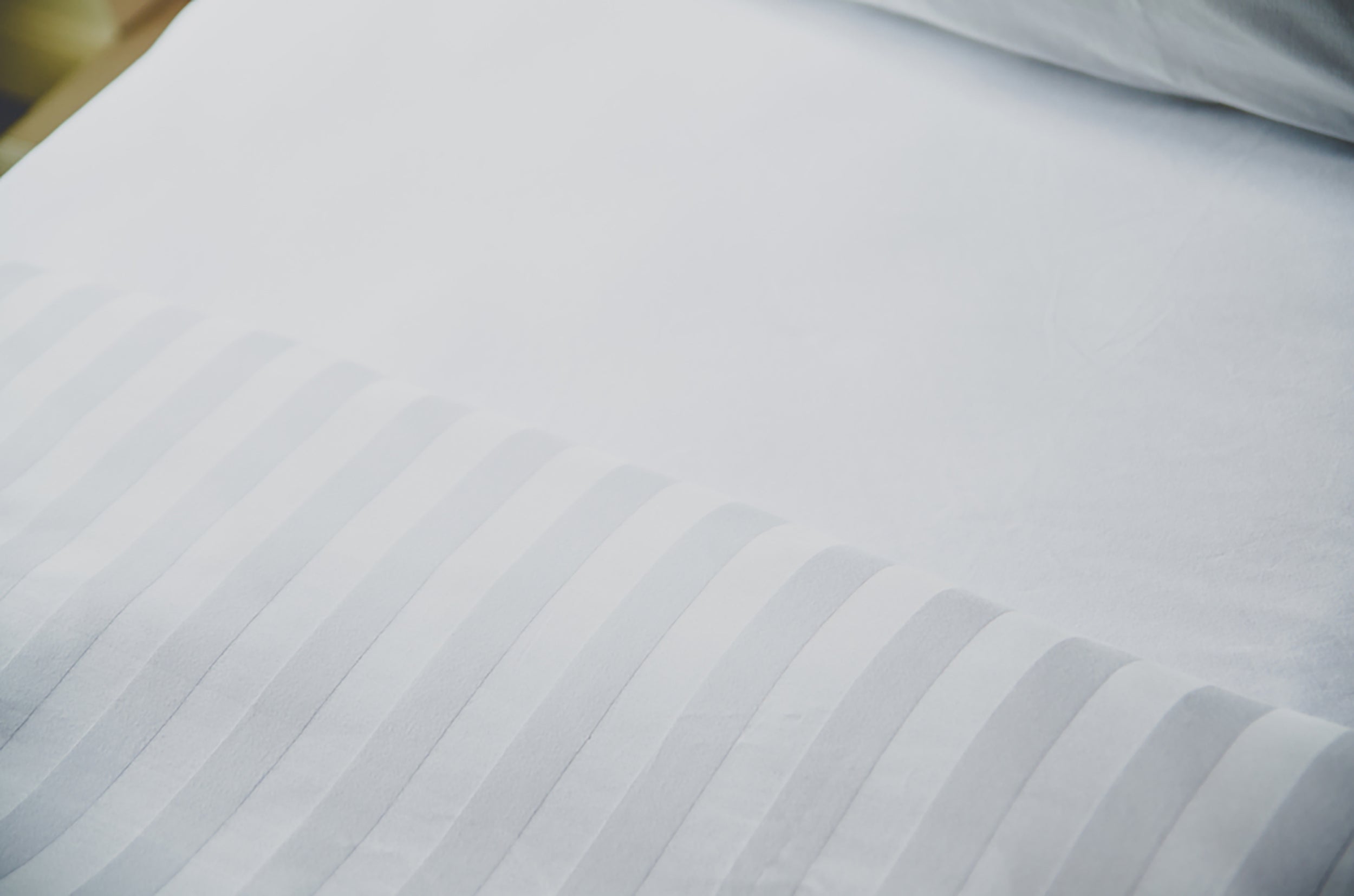 בד ג'קארד לבן - דוגמת פסים לבנים - מיטה קינג סייז- 180/200 ס"מ